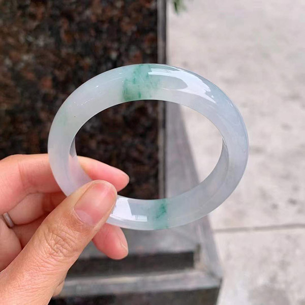 54圈口冰飘花正圈翡翠手镯，玉质冰润，飘花清雅秀丽
