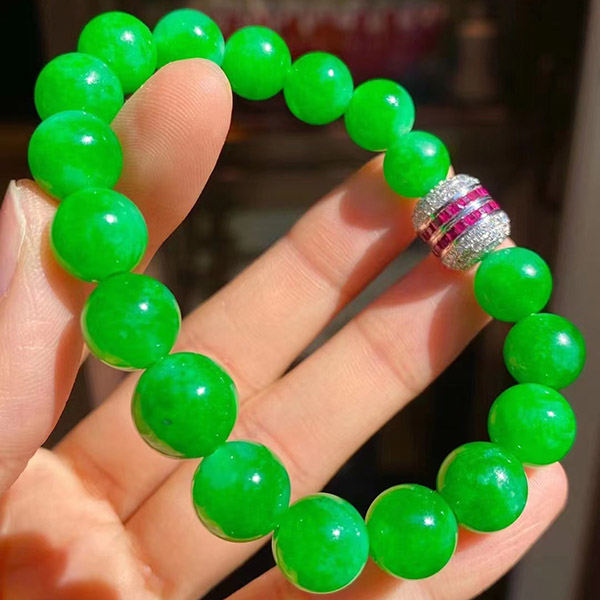 辣色翡翠手串，颜色娇艳，翠色欲滴