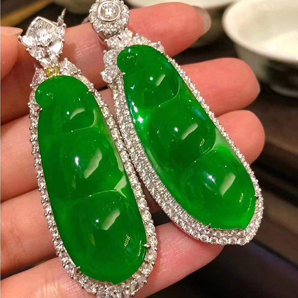 高冰纯净帝王绿福豆翡翠吊坠套装，种色兼备，顶级色标起胶感，高质量收藏品