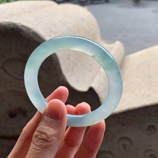 54圈口圆条底色种水翡翠手镯，冰感不错，底色清雅舒服，实物比照片好看