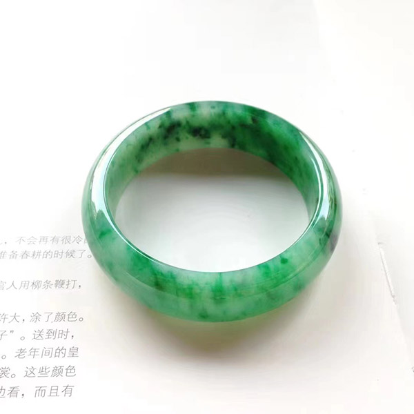 58圈口正圈辣色翡翠手镯