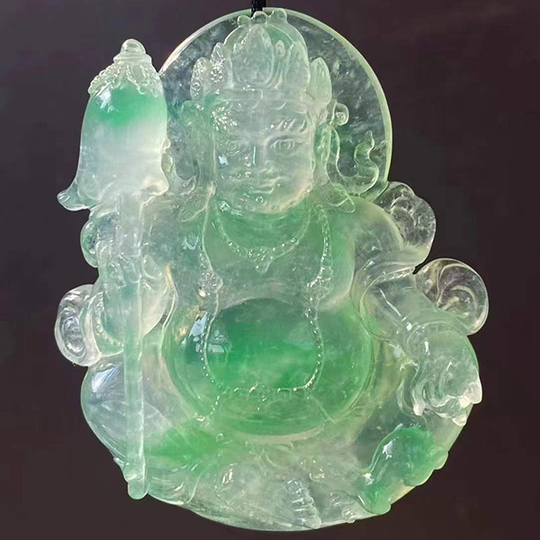 木那料绿花黄财神翡翠挂件，形态雕刻非常好，飘阳绿