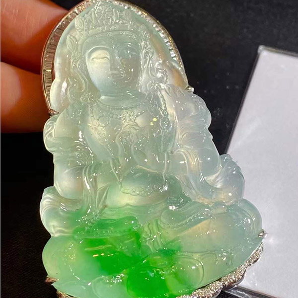 高冰飘绿度母菩萨翡翠吊坠，种色俱佳，水润起光，非常推荐