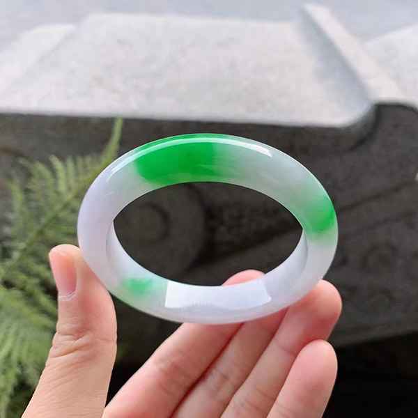 52圈口紫底辣绿正圈翡翠手镯