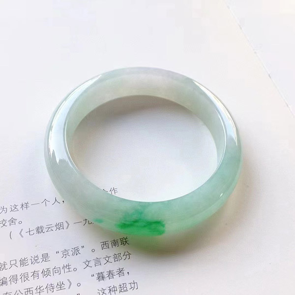 59圈口正圈辣色翡翠手镯