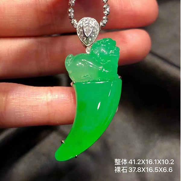 品质高冰辣阳绿虎牙翡翠吊坠，大师雕刻工艺精湛，种水透亮起光