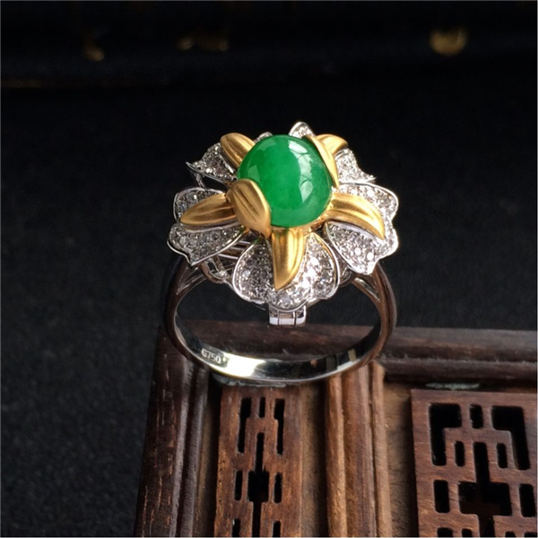 "糯冰种翠色镶彩金钻石花型戒指" 糯冰种翠色镶彩金钻石花型戒指