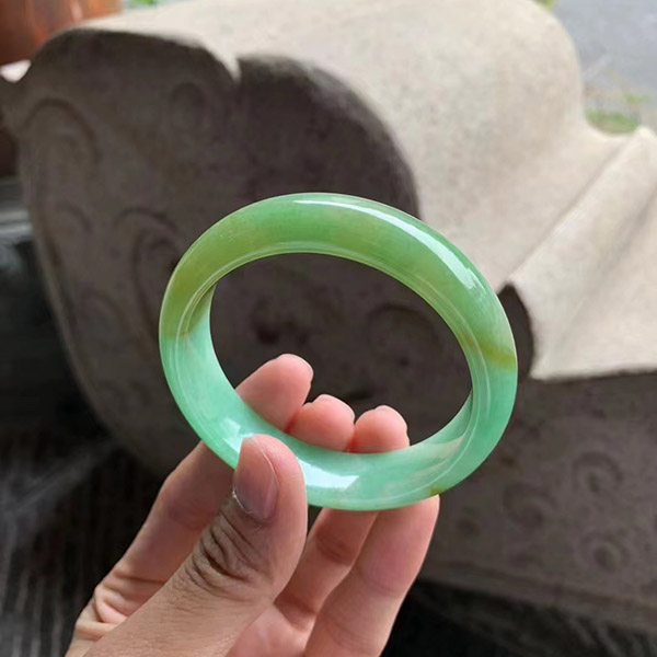 58圈口正圈黄加绿特色翡翠手镯