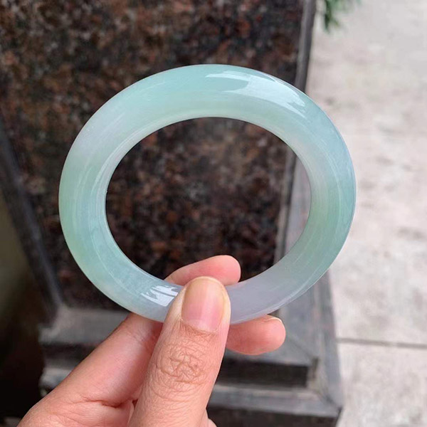 56圈口底色圆条翡翠手镯，色泽清新淡雅，上手精致时尚