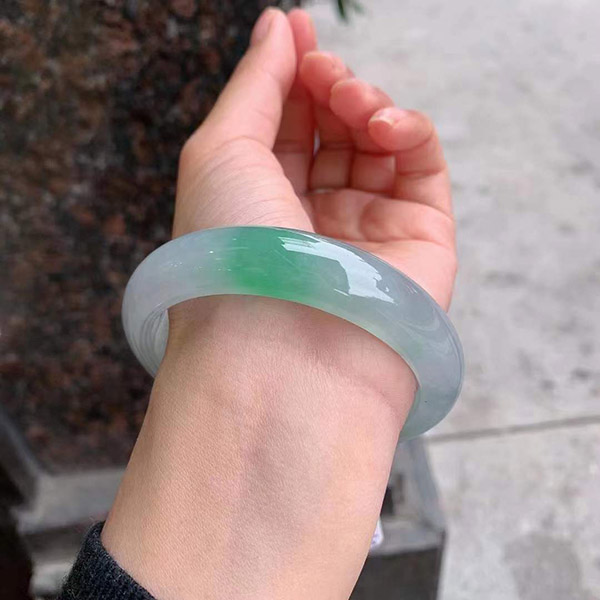 58圈口冰飘甜绿花正圈翡翠手镯，玉质细腻，绿花甜美