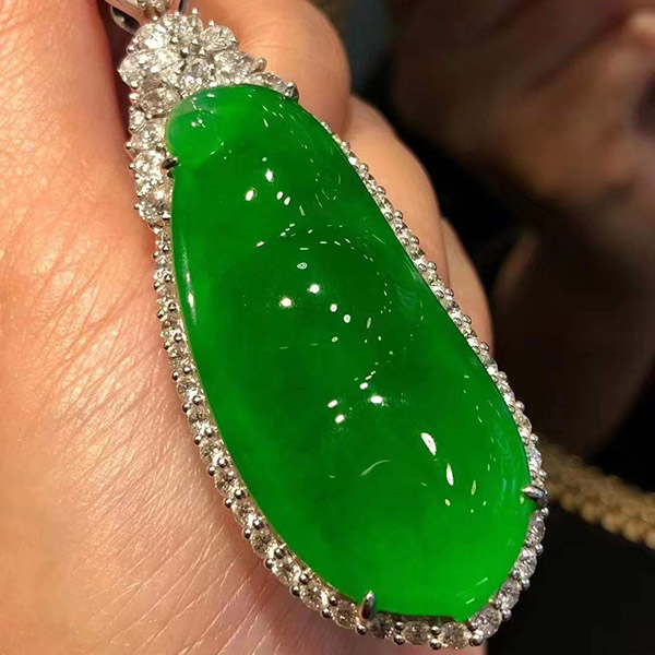 高冰帝王绿大福豆翡翠吊坠，顶级藏品，拍卖级别