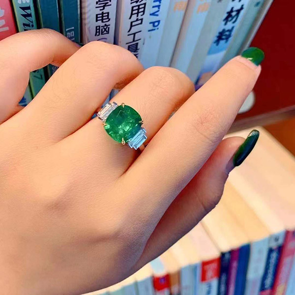4克拉VIVID Green祖母绿戒指，强火彩，简约又高级