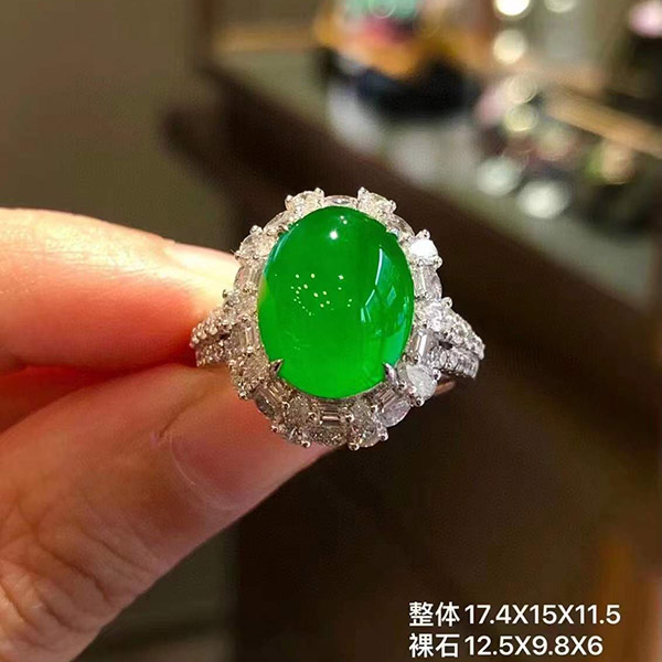 高冰辣绿鸽子蛋翡翠戒指，饱满莹润，贵气豪华