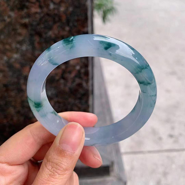 53圈口紫罗兰飘花正圈翡翠手镯，底庄蓝紫娇美夺目，飘花挥洒迷人魅力