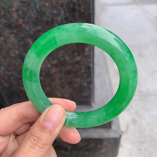 52圈口冰满绿圆条翡翠手镯，娇艳欲滴，上手雍容华贵