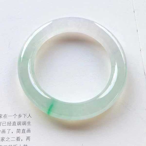 高品质圆条冰绿种色镯翡翠手镯冰阳绿
