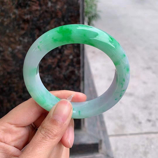 56圈口春彩正圈翡翠手镯，柔美优雅，鲜翠靓丽