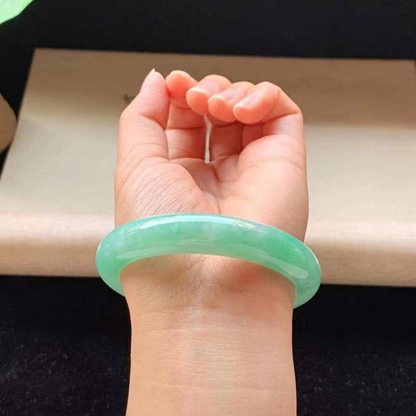 58圈口满绿正圈翡翠手镯
