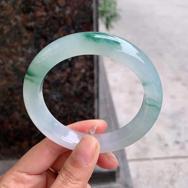 59圈口冰飘花正圈翡翠手镯，玉质冰润细腻柔和，飘花印染清雅脱俗
