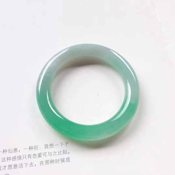 52圈口圆条品质甜阳绿种色翡翠手镯
