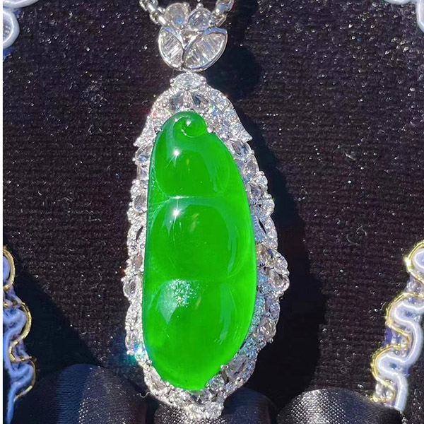 老坑种满色翠绿福瓜，底子细腻，豪华大钻镶嵌