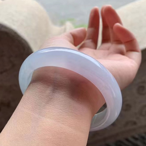 60圈口大圈口正圈底色糯化质地翡翠手镯 小万