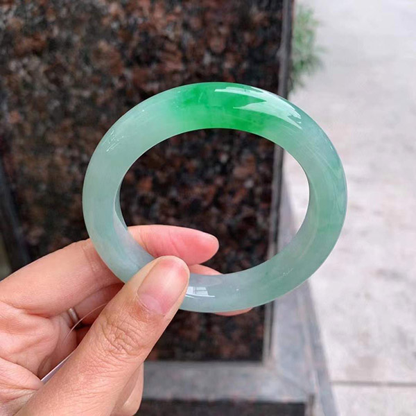 54圈口冰飘绿正圈翡翠手镯，底庄有底色，绿花娇艳欲滴