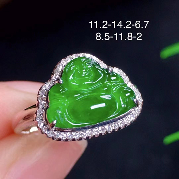 满绿翡翠佛公戒指，经典大方，18k金伴钻，无纹裂。 特价：6980